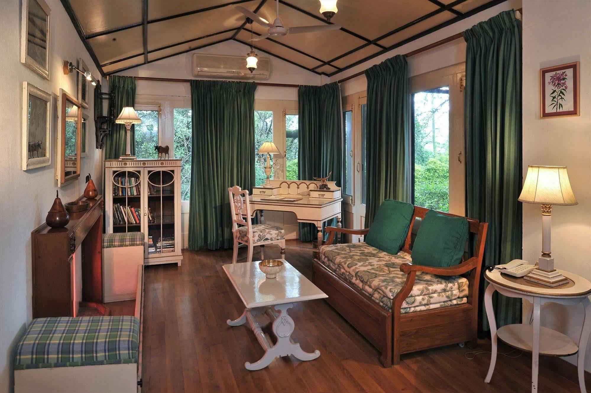 Welcomheritage Connaught House Mount Âbû Extérieur photo